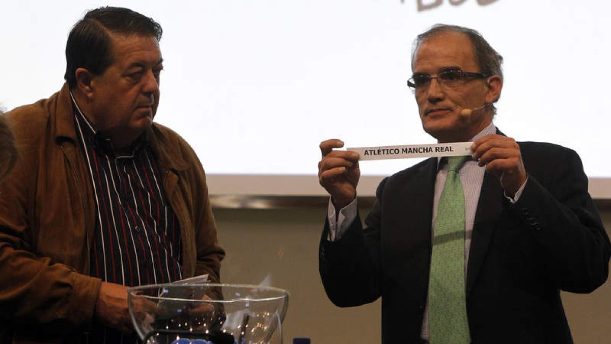 El presidente de la Federación de Castilla y León, Marcelino Maté, en el momento de mostrar el rival de la Cultural, el Mancha Real.
