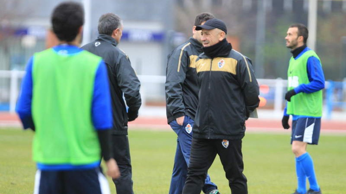El técnico blanquiazul, Claudio Barragán, durante el entrenamiento de ayer.