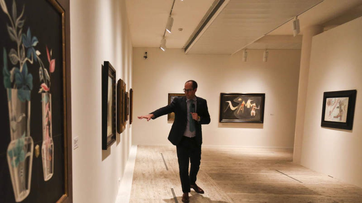 El gestor de la colección Abanca, Diego Cascón, en la gran exposición del año que abre mañana sus puertas en Pallarés. SARA CAMPOS