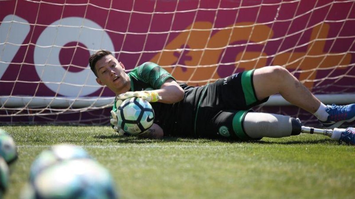 El portero Jackson Follman, amputado a causa del accidente del avión del Chapecoense, se entrena por primera vez con balón el pasado 16 de noviembre.