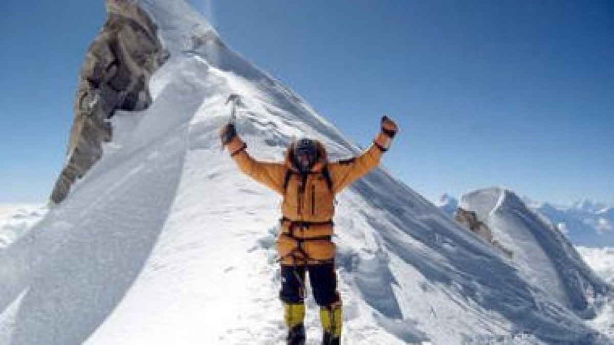 Miguel Ángel Pérez celebra su éxito tras coronar el Manaslu, en lo que supone su sexto ochomil.