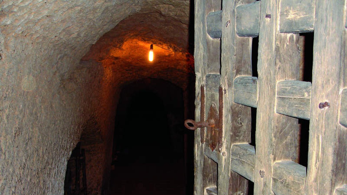 Una bodega tradicionalcomo casiúnico testi-monio que relaciona a Corbillos delos Oteros conun pasado vitivinícolaes la base de operacionesde Cien Cepas.