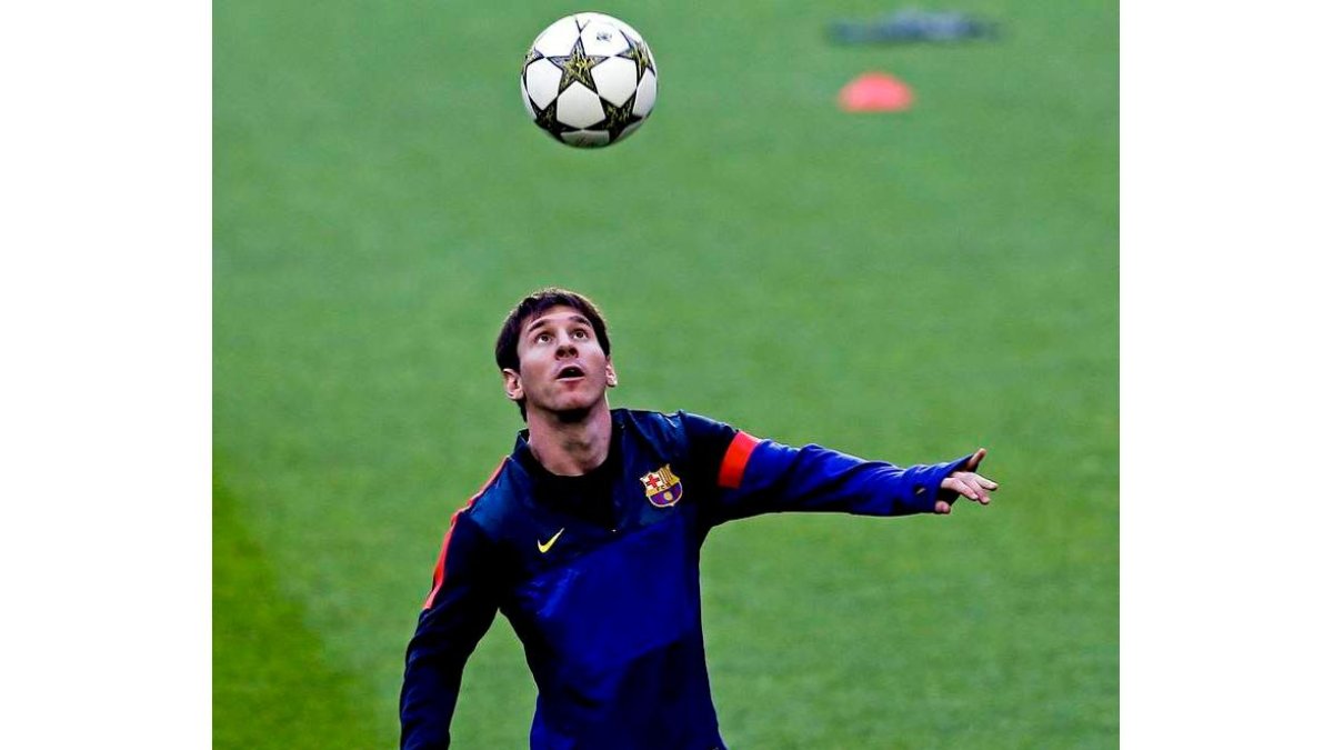 Messi entrena con su equipo en Lisboa en la sesión previa al partido de hoy ante el Benfica.