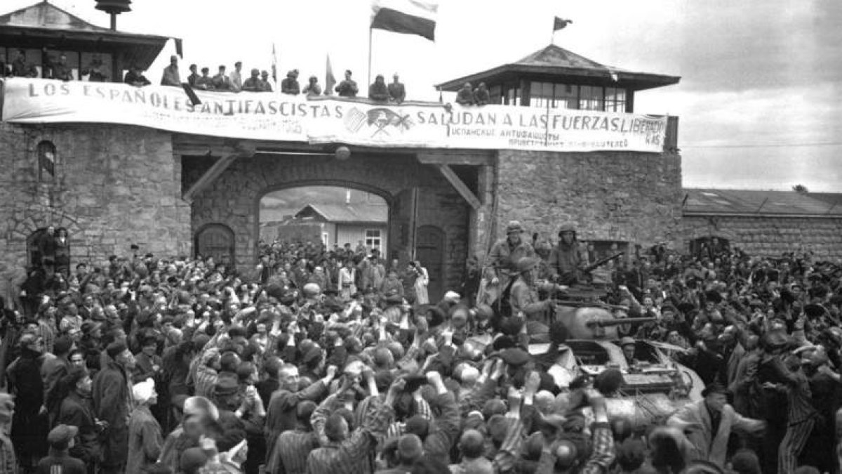 El 5 de mayo de 1945 los republicanos españoles de Mauthausen recibían con una pancarta al ejército americano. USAF