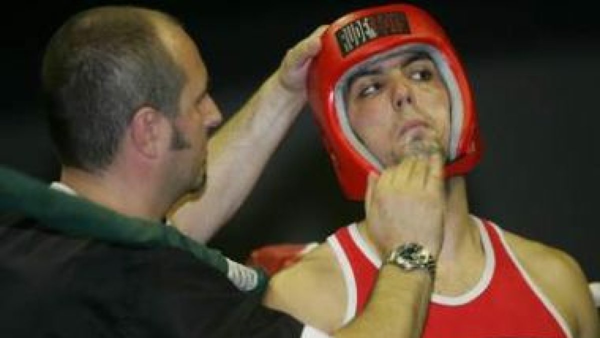 Jonatan Rodríguez, único participante leonés, con su preparador Alfredo Arrojo.