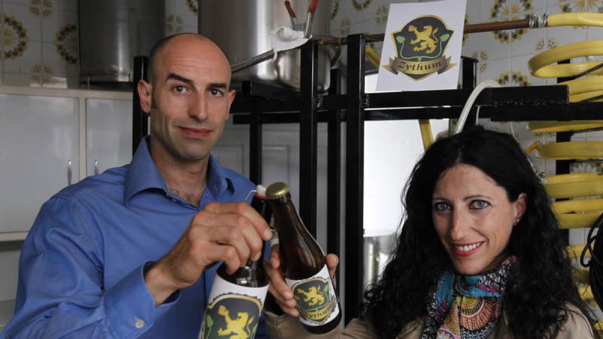 Fermín Benavides y Ruth Pérez con su cerveza artesanal.