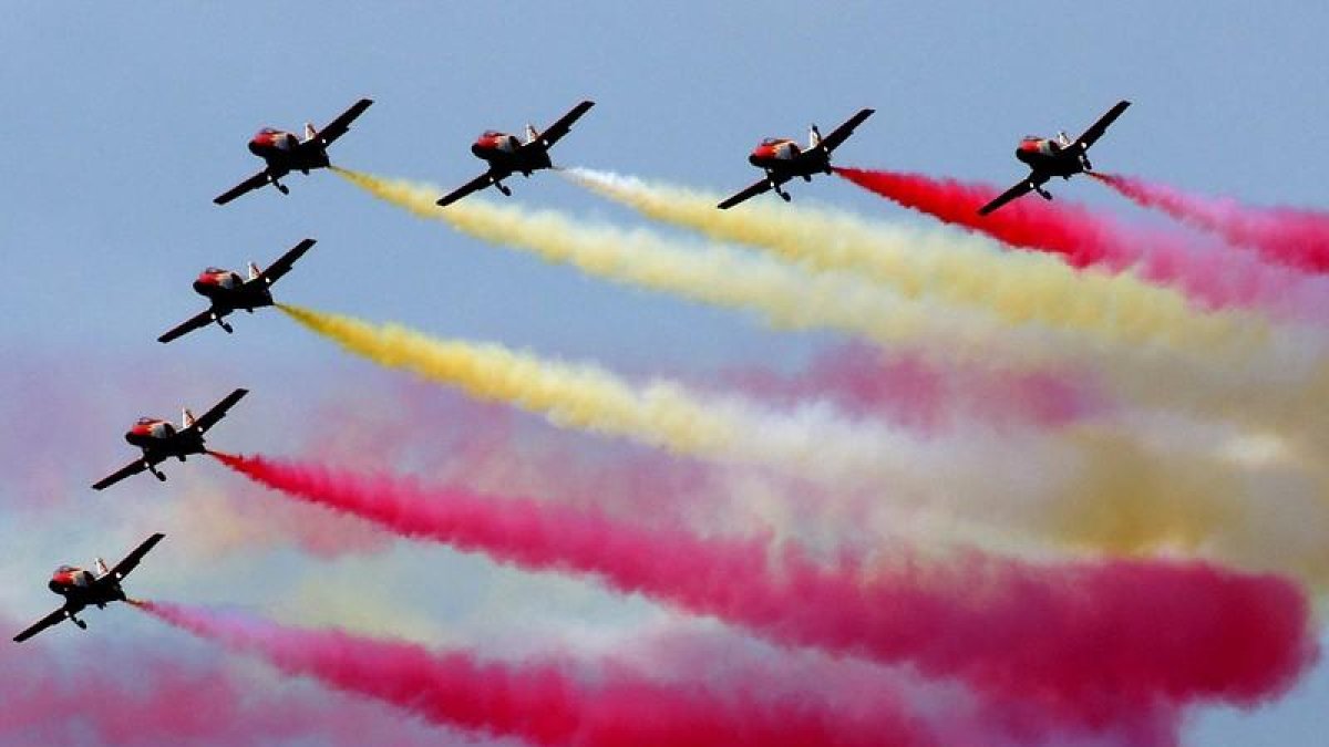 La patrulla Águila traza la bandera de España en el cielo.