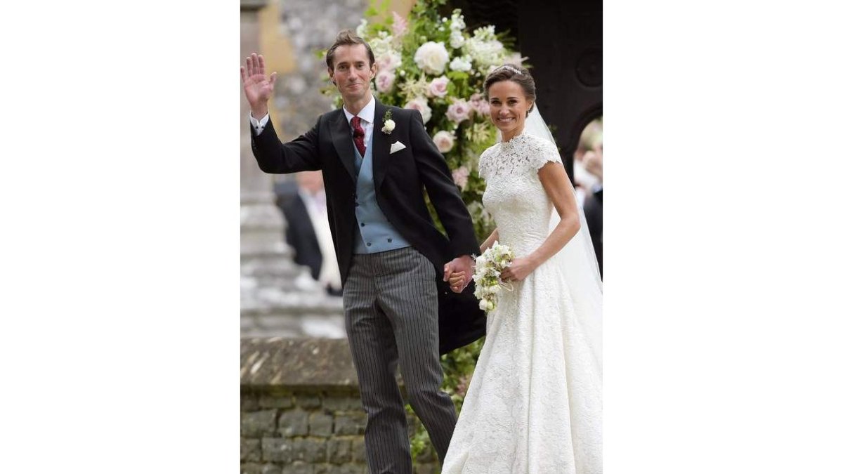 Los novios a la salida de la iglesia. STR