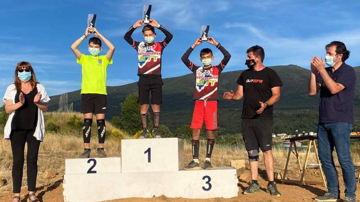El podio con los mejores de la prueba disputada en Béjar. DL