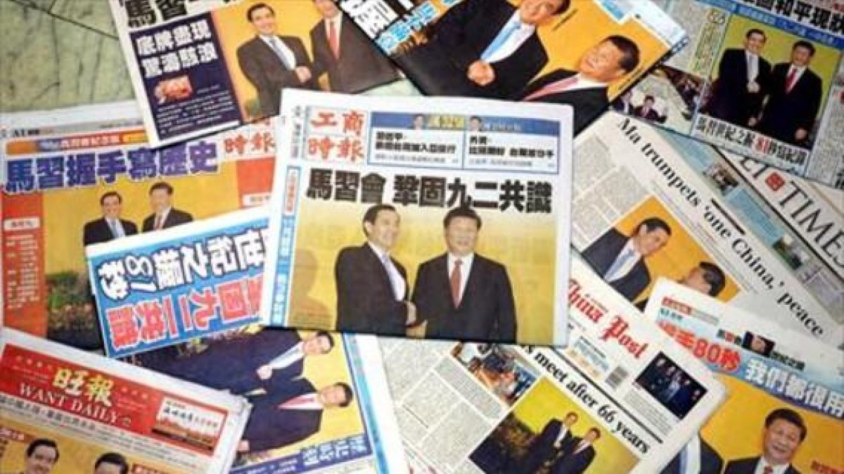 Las portadas unánimes de los diarios taiwaneses, ayer.