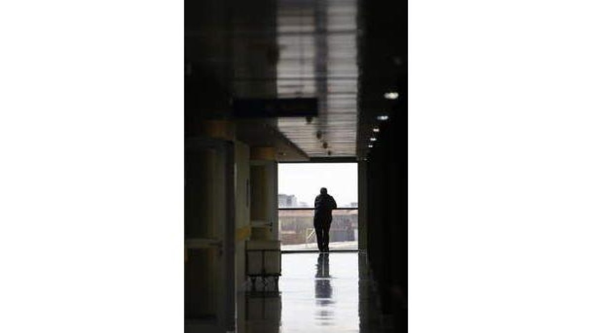 Un paciente mira por la ventana en el Hospital.