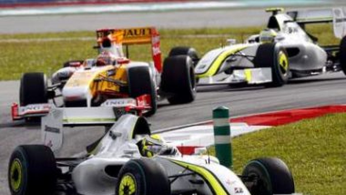 Jenson Button, de Brawn GP, seguido por el español Fernando Alonso