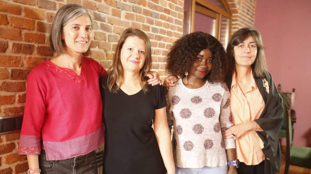 Carmen, voluntaria, Yulia Varmauska y Juliet Jones, usuarias, junto a camino González, técnico de la Casa de Acogida. RAMIRO