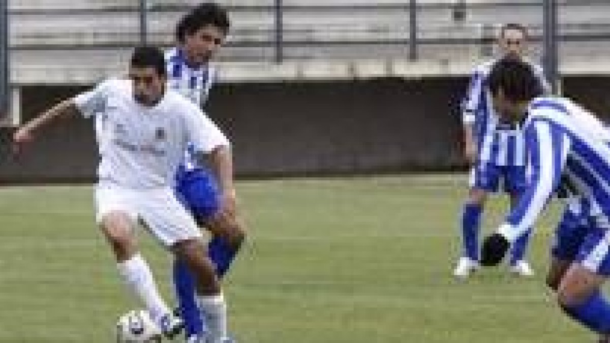 Chuchi, a la izquierda, también fue amonestado por el colegiado palentino en el derbi