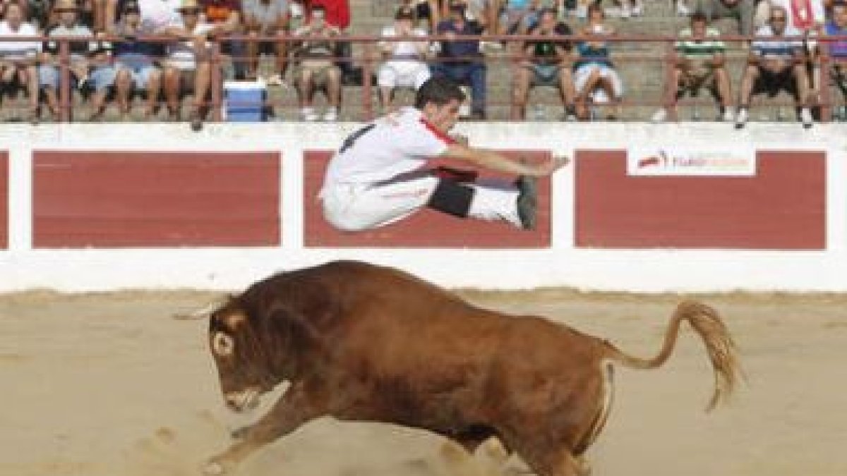 Los recortadores se arriesgaron con saltos a pies juntos como el de la imagen.