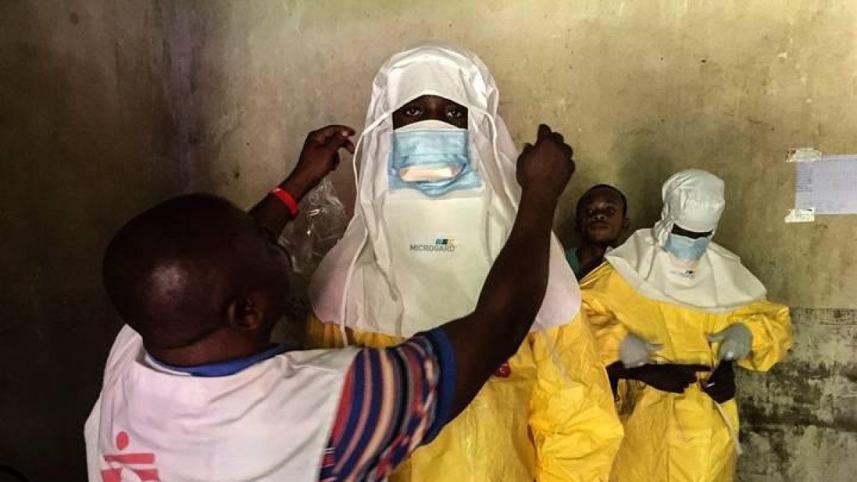 Sanitarios de la República Democrática del Congo (RDC) preparándose para vacunar contra el ébola en las zonas rurales afectadas del noroeste del país