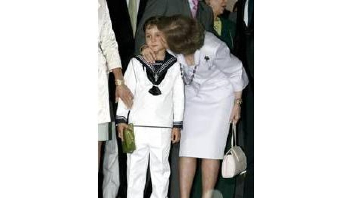 Froilán recibe un beso de su abuela la Reina tras concluir la ceremonia de su primera comunión