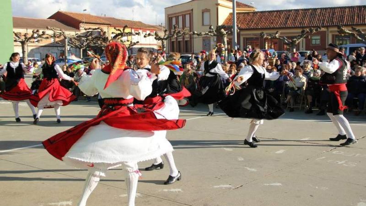 Los actos continuan hoy con misa cantada, más baile, comida popula y la feria. DL