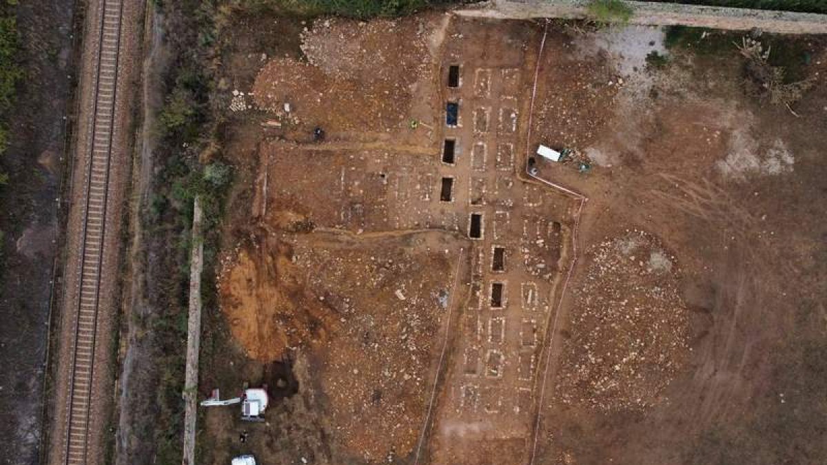 Vista aérea de las tumbas excavadas por Sputnik Labrego y Templos Arqueólogos. TEMPOS ARQUEÓLOGOS