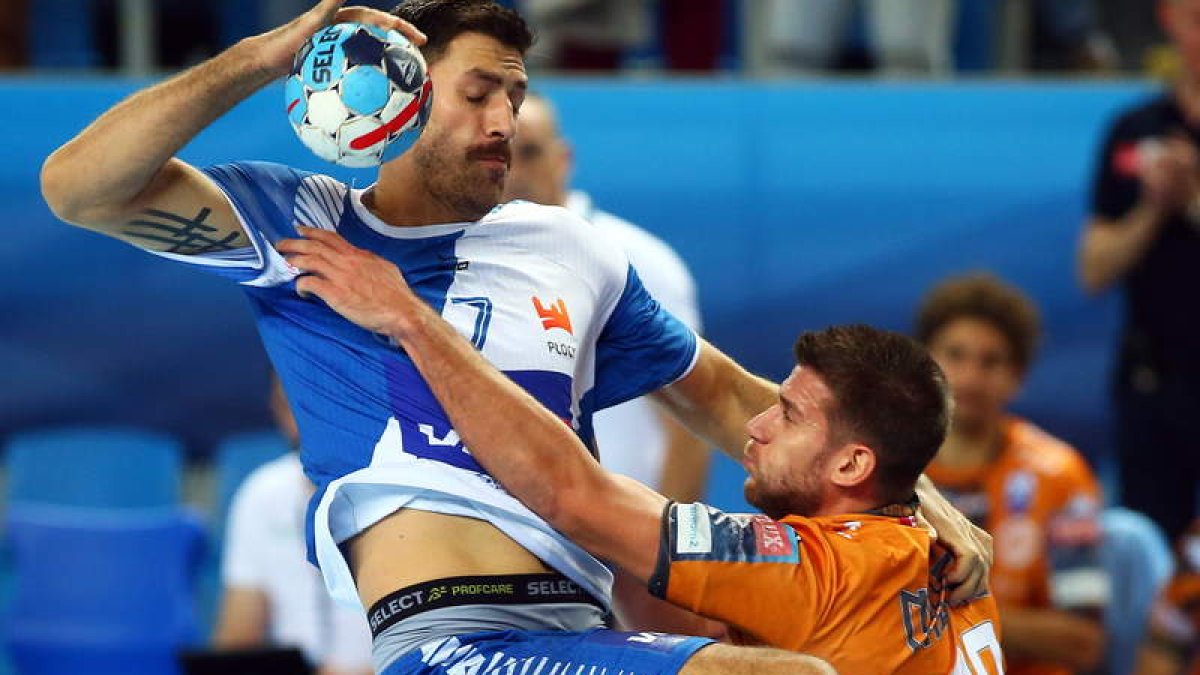 Ivan Mosic intenta parar a Racorea durante el partido de Champions ante el Wisla. PIOTR AUGUSTYNIAK