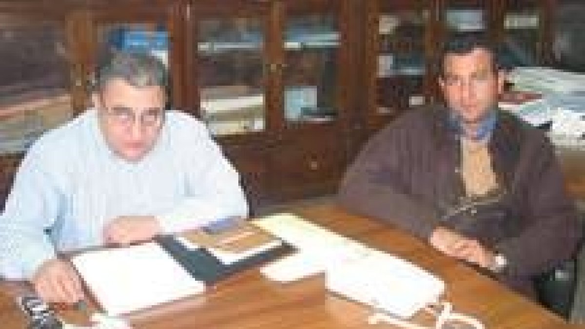 Nicanor Sen, alcalde de Cistierna, a la derecha, pide coherencia a los concejales de la UPL