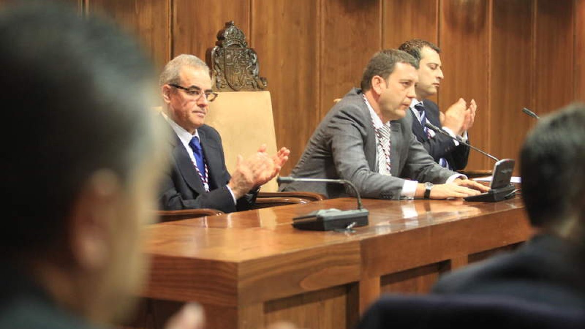 Fierro, Riesco y Cortés, aplauden uno de los discursos.