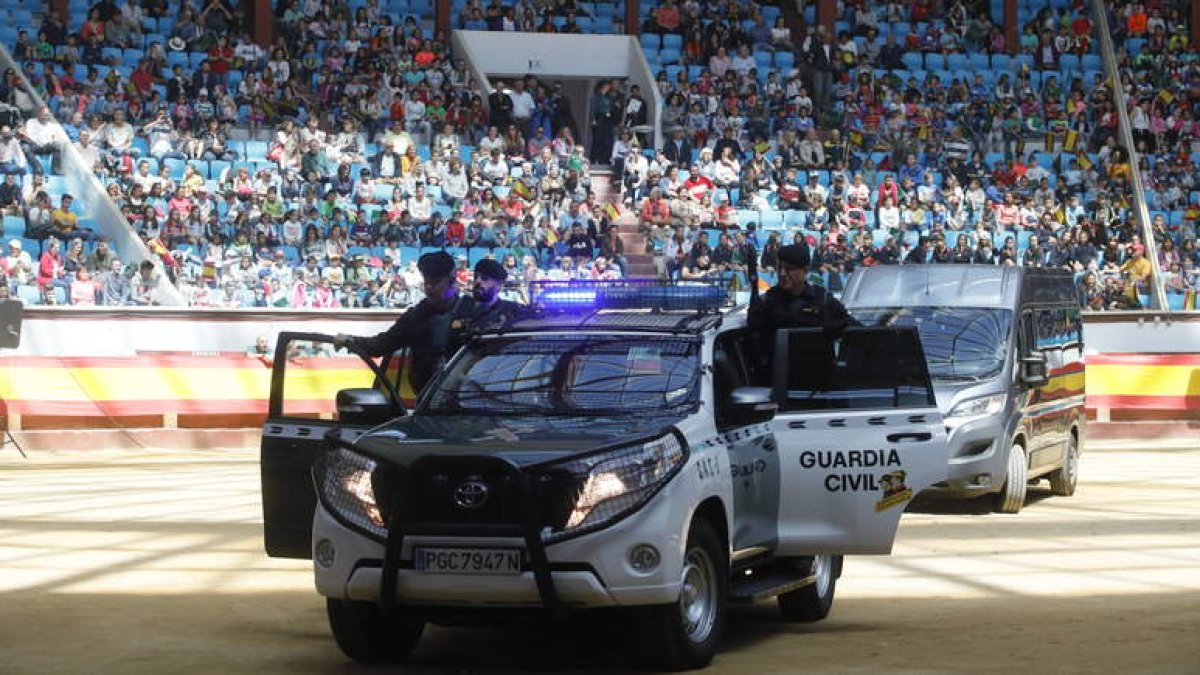 Los niños llenaron las gradas de la Plaza de Toros para ver la exhibición. RAMIRO