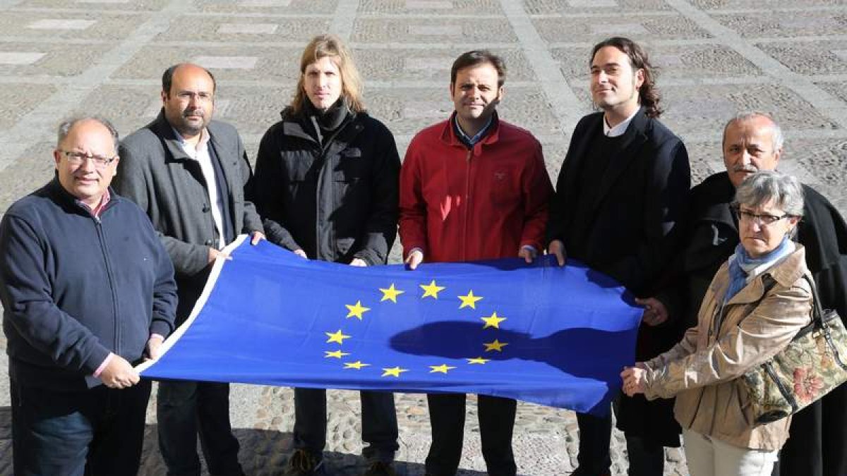 Foto de familia de los principales líderes políticos con la bandera europea.