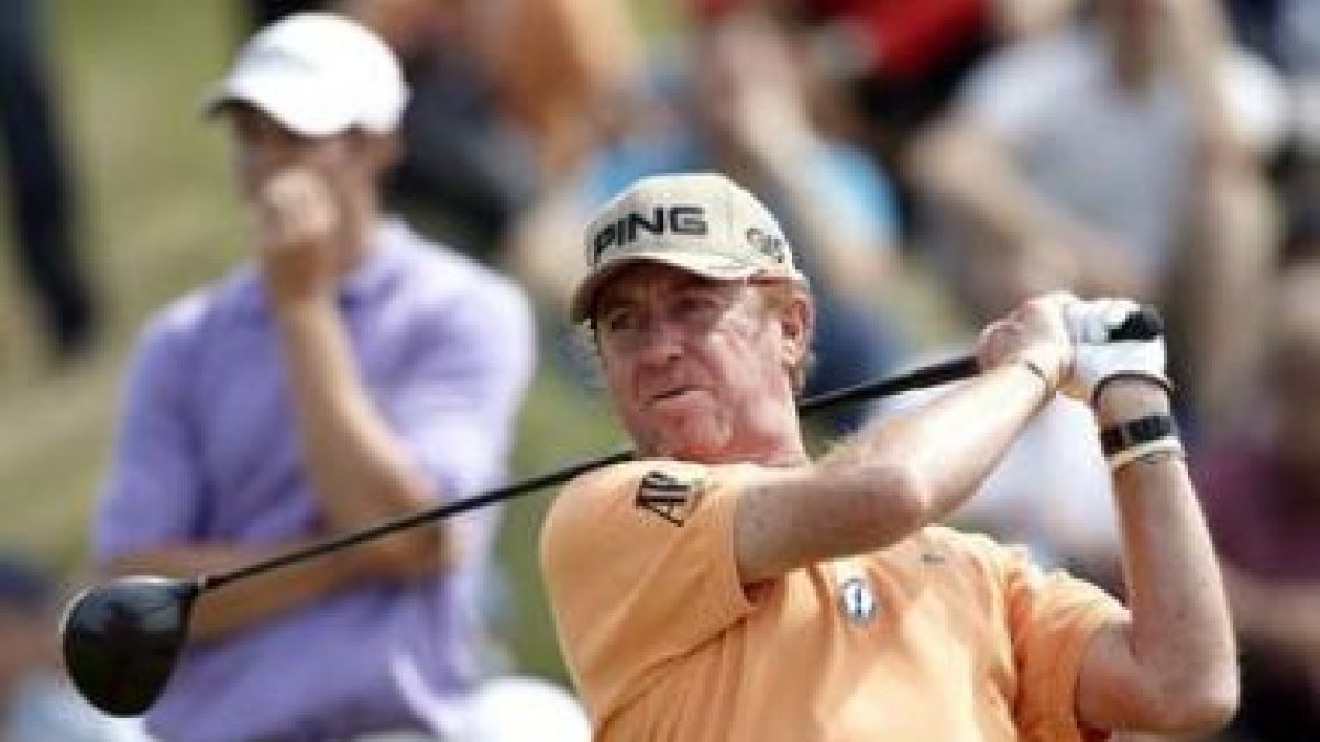 El golfista español Miguel Ángel Jiménez golpea la bola.