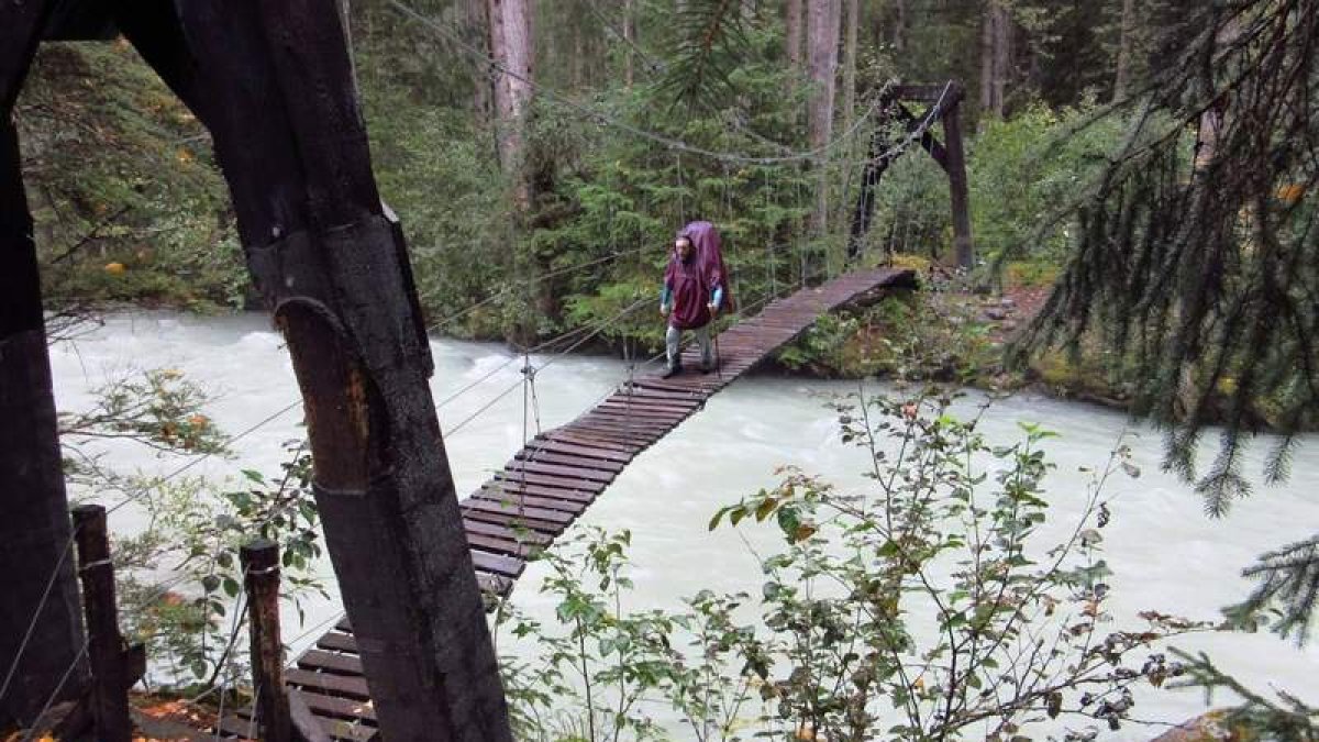 Durante recorrido Chilkoot Trail hay que sortear el río en varias ocasiones.