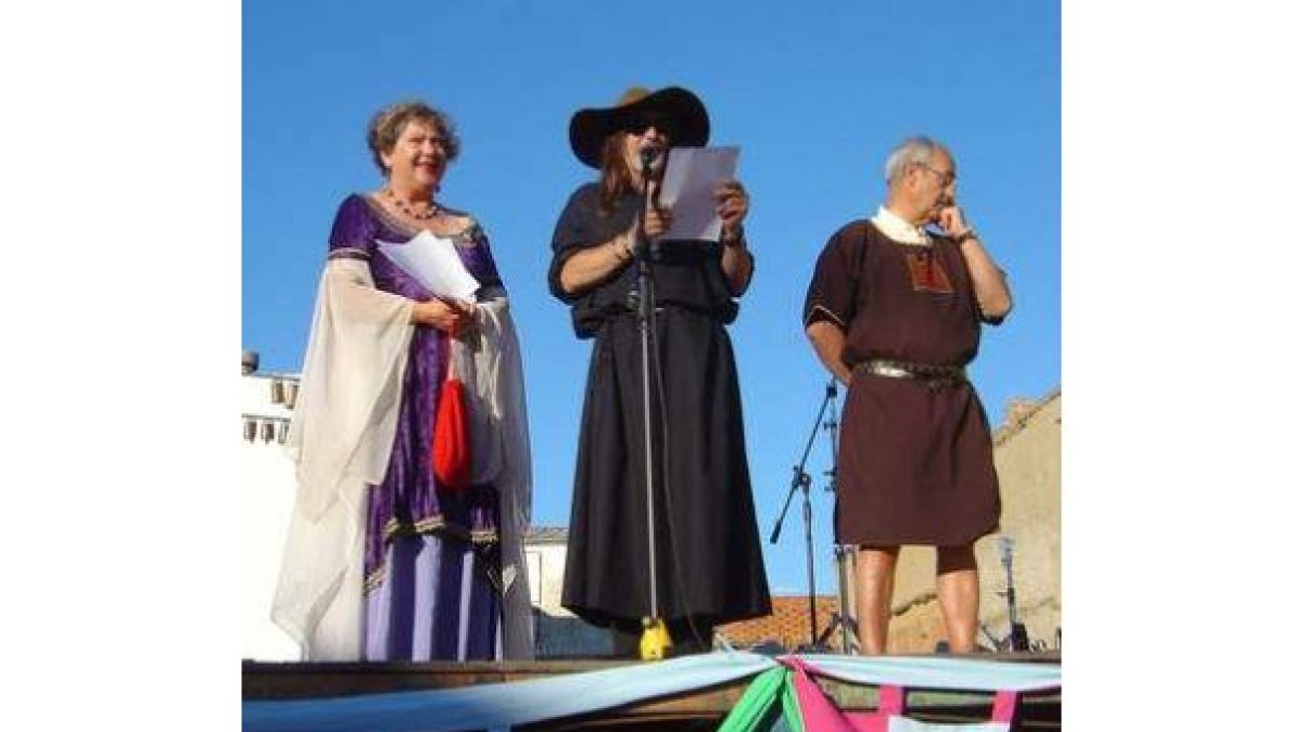 María Paz Díaz, Lolo y Matias Zapatero, ayer durante el pregón.