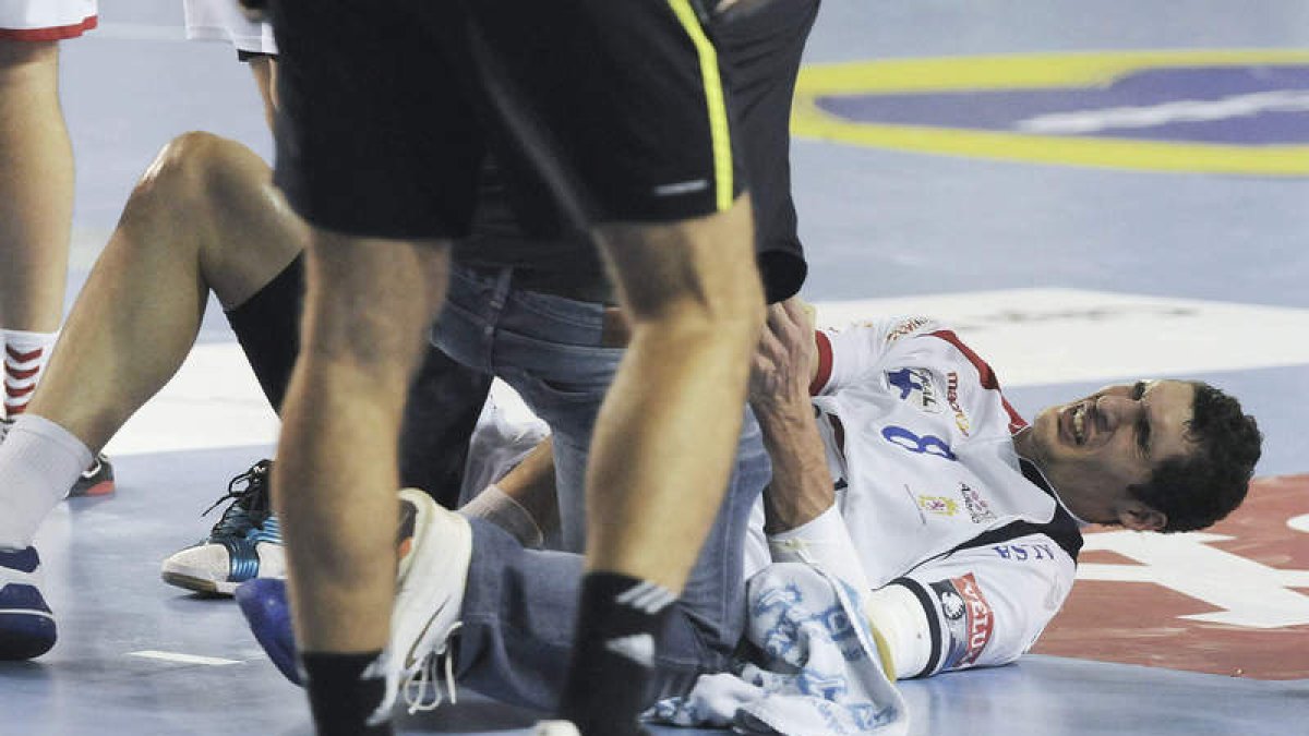 Montoro en el momento de romper su rodilla.