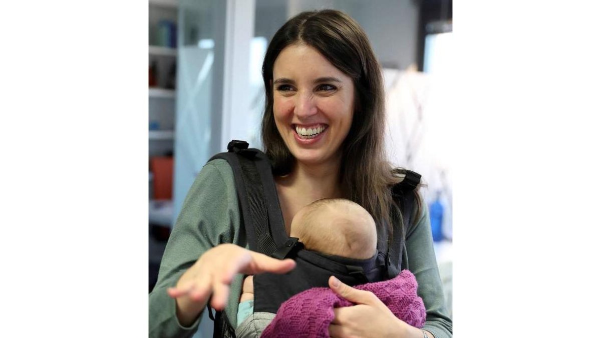 Irene Montero, con uno de sus bebés. ÁNGEL DÍAZ