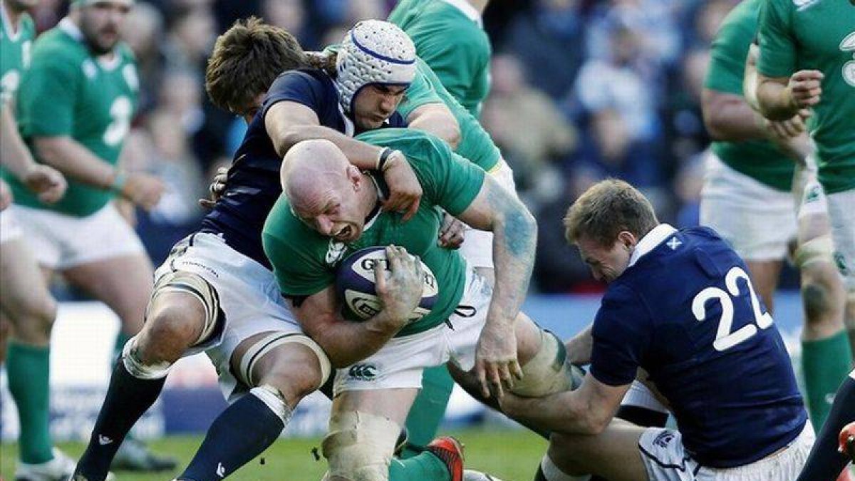 El irlandés Paul O'Connell trata de avanzar pese a la férrea defensa escocesa.