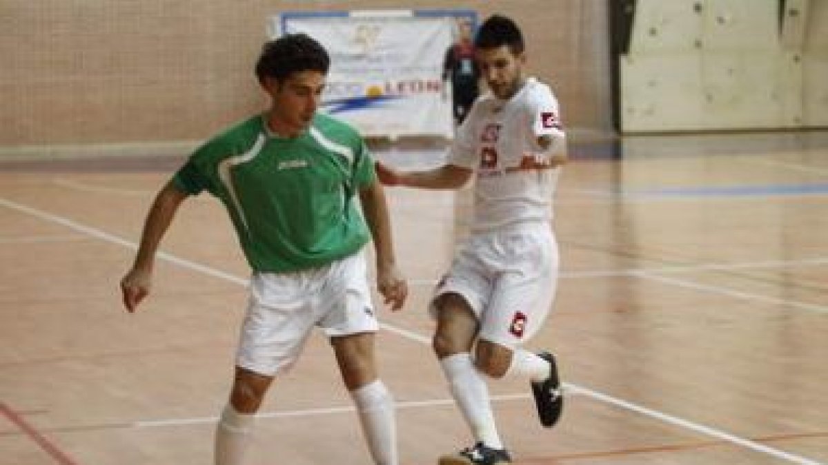 Raúl, a la derecha, es baja en el equipo leonés ante el Carballiño FS por problemas laborales.