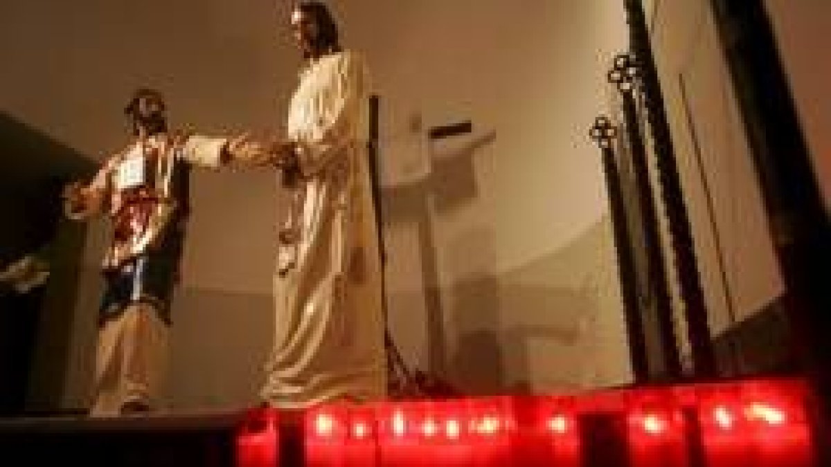 Caifás presenta a un maniatado Jesús, en el paso de la Condena de Cristo que procesionará el martes