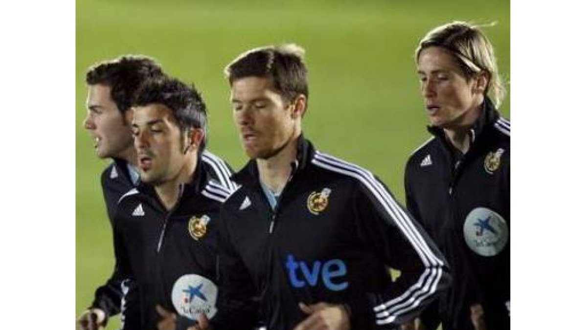 Mata, Villa, Xabi Alonso y Fernando Torres durante un entrenamiento .