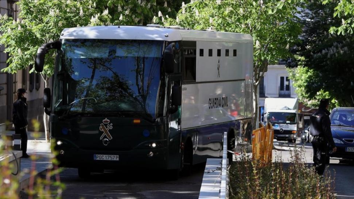 Un furgón de la Guardia Civil traslada a los detenidos de la 'operacion Lezo'.