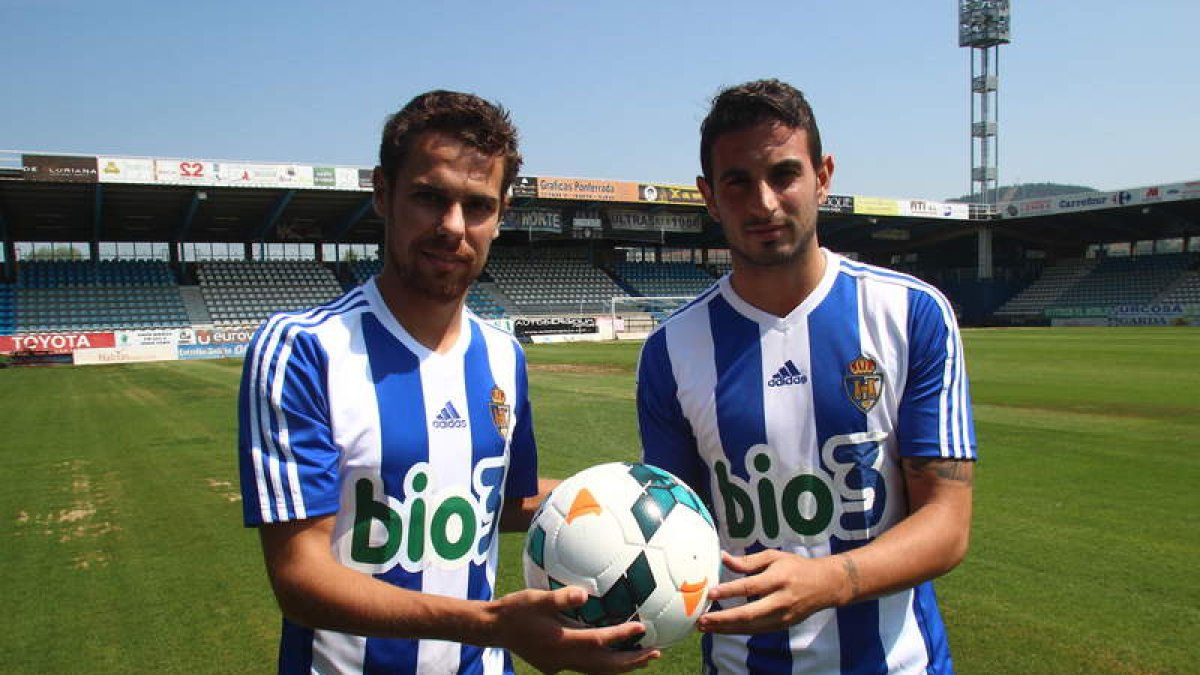 Marquitos (i) y Rueda posan en El Toralín con la camiseta de la Deportiva y con el nuevo balón de la LFP.
