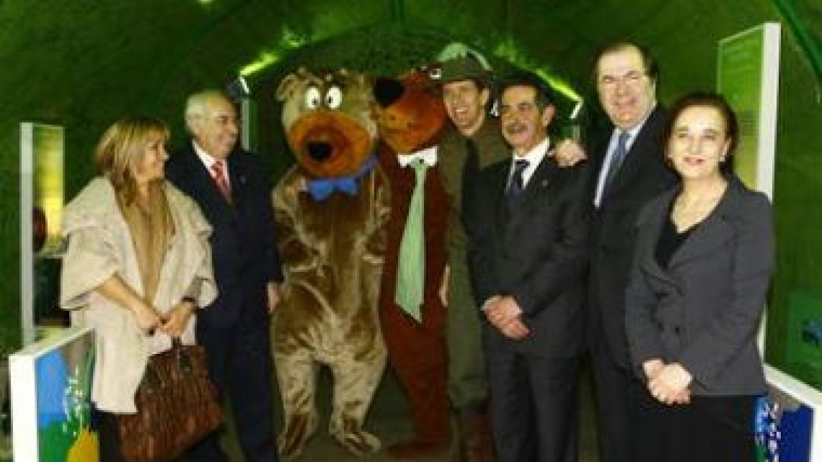 Carrasco, Areces, Revilla, Herrera y Mercedes Álvarez posan junto a Bubu, Yogui y el guarda Smith en