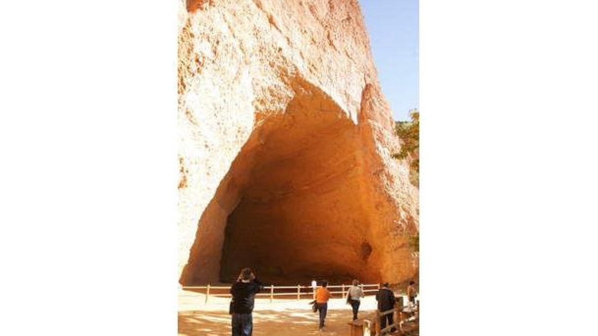 Las Médulas, en la foto, reciben este año menos que el carril vaca.