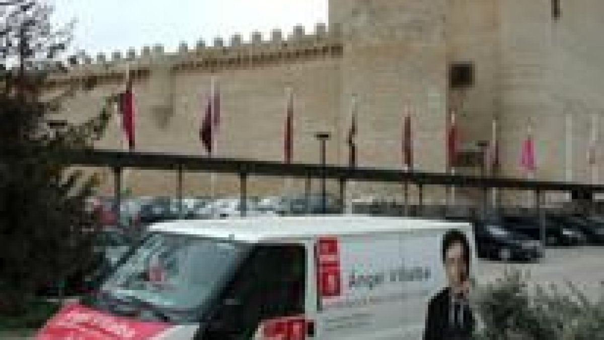En la fotografía, una furgoneta con propaganda electoral del PSOE aparcada a la puerta de las Cortes