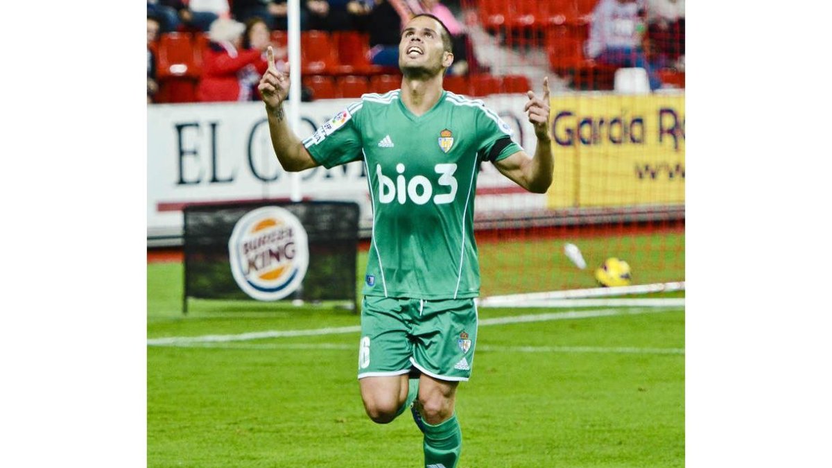 Acorán celebra el tanto conseguido en Gijón, el primero para el canario esta temporada.