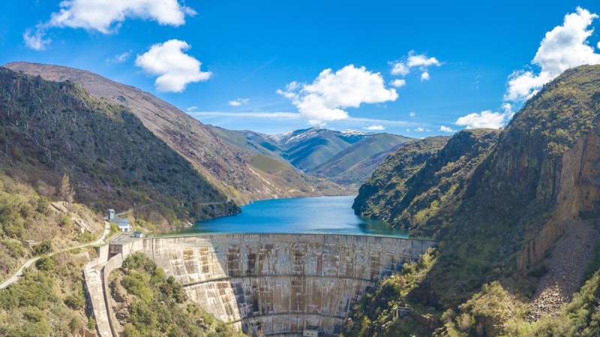 El embalse de Bárcena tiene una capacidad de 65 hectómetros cúbicos e irrumpe en un valle de erosión glaciar cuya vista es espectacular desde el aire. Con la ayuda de un dron, La Mirada del Zángano ha sabido capturar la esencia del paisaje recogido en est