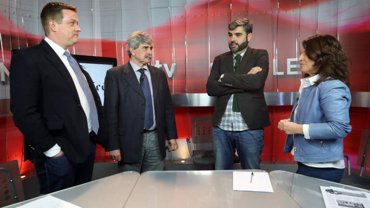 Germán Gavela, García Marín, Roberto Núñez y Asun G. Puente, en la tertulia de ayer. RAMIRO