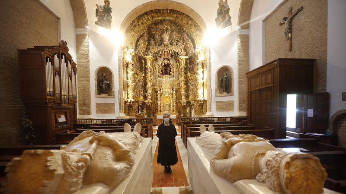 Sor Anuncia, la abadesa del monasterio de Santa Cruz de Sahagún que ha visto cumplir el sueño de la comunidad religiosa con el nuevo panteón. JESÚS F. SALVADORES