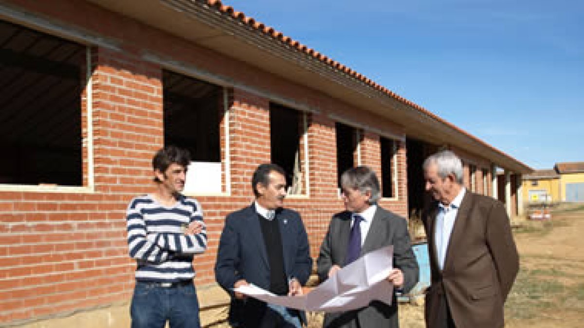 El alcalde y el subdelegado ojean los planos delante del nuevo centro, ayer en Matanza.
