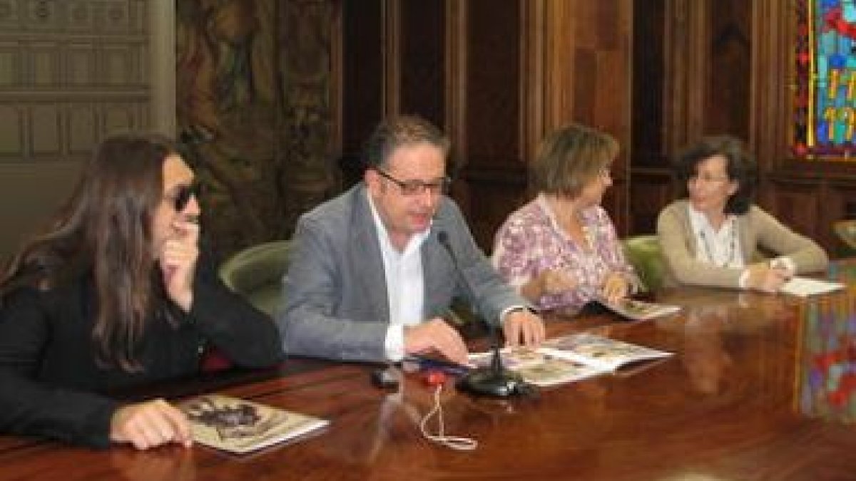 Lolo, Javier Chamorro, Evelia Fernández y Camino Ochoa, en la presentación del cómic.