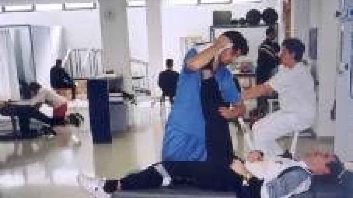 Enfermos de Esclerosis Múltiple, durante una jornada de rehabilitación en un centro médico