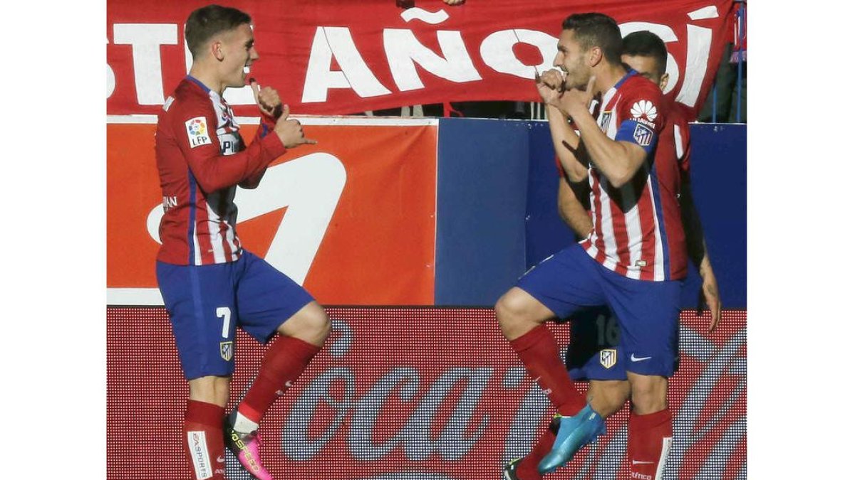 Griezmann celebra con Koke el gol del Atlético. KIKO HUESCA